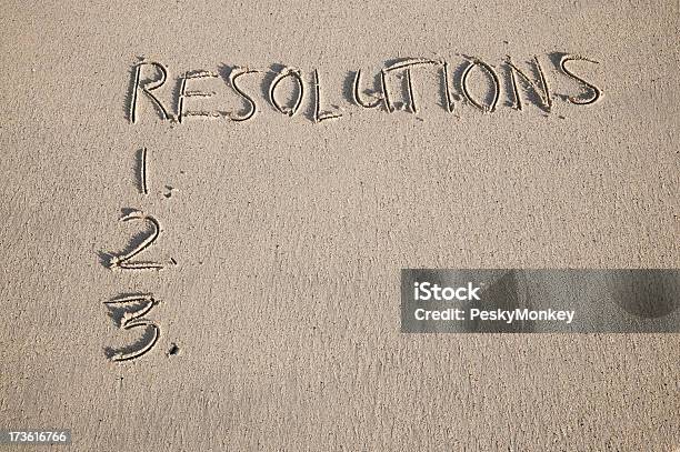 Año Nuevo Resolución Por Escrito Sobre La Suave Arena En La Playa Foto de stock y más banco de imágenes de Propósito de año nuevo