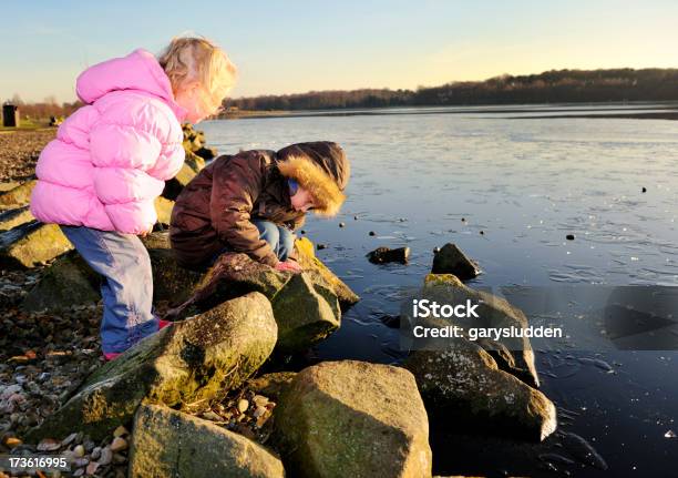 Foto de Irmão E Irmã Jogando Em À Beira Do Lago e mais fotos de stock de Estilo de Vida - Estilo de Vida, 2-3 Anos, 6-7 Anos