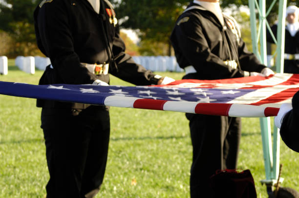 окончательный honors - arlington national cemetery virginia cemetery american flag стоковые фото и изображения