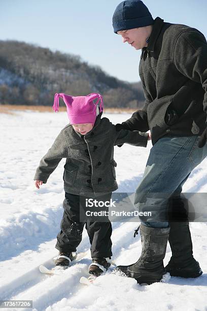 Menina E Seu Pai De Esqui Crosscountry - Fotografias de stock e mais imagens de 25-29 Anos - 25-29 Anos, 30-34 Anos, 4-5 Anos