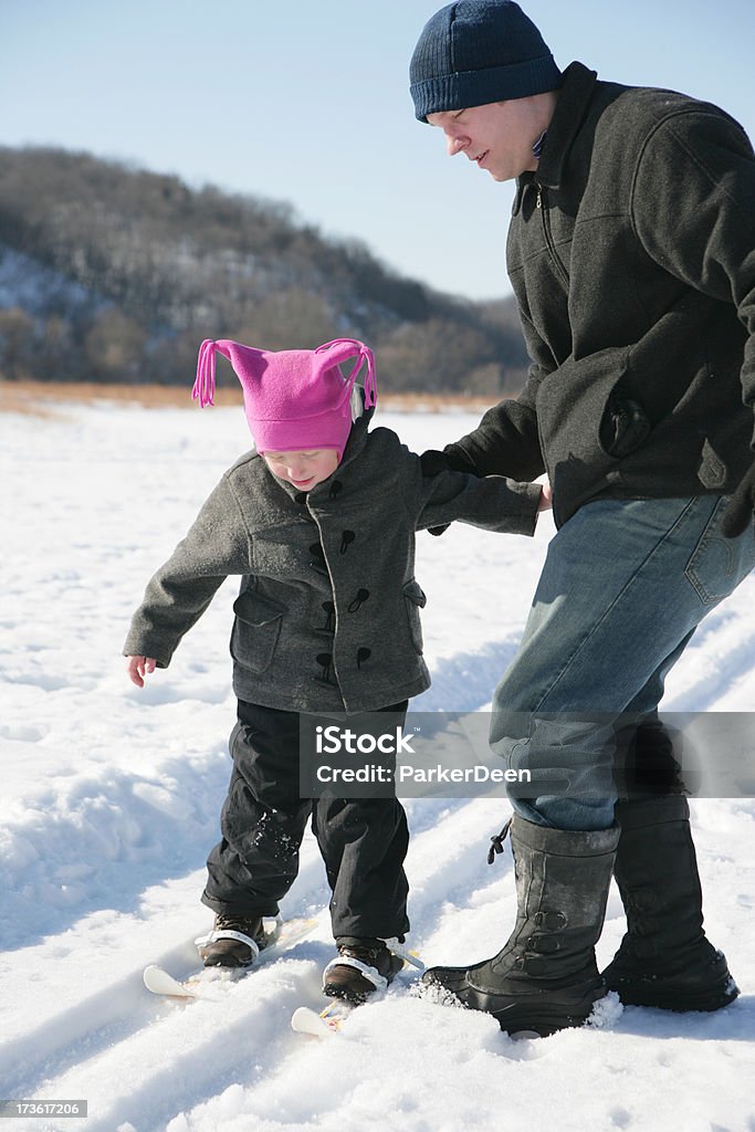 Маленькая девочка и ее отец лыжах - Стоковые фото 25-29 лет роялти-фри