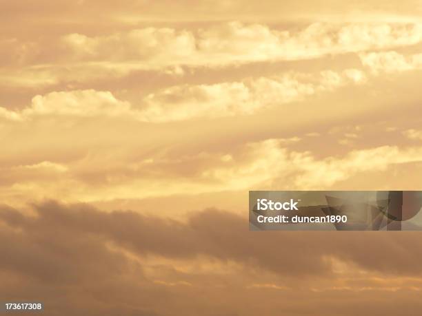 Golden Nuvens - Fotografias de stock e mais imagens de Altocumulus - Altocumulus, Amanhecer, Ambiente dramático