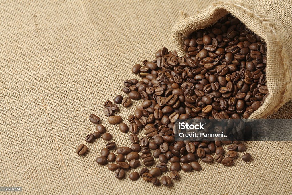 Grains de café avec sac - Photo de Grain de café torréfié libre de droits