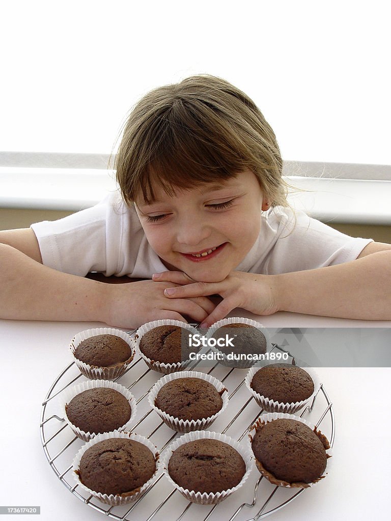 Młoda dziewczyna patrzy Longingly na Ciastka czekoladowe - Zbiór zdjęć royalty-free (Ciasto)