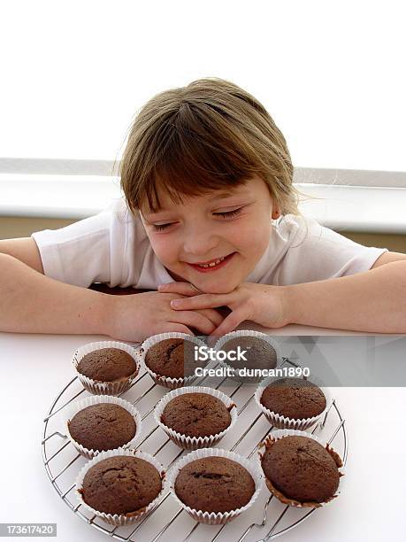 Foto de Menina Olhando Longingly No Bolo De Chocolate e mais fotos de stock de Bolo - Bolo, Criança, Assado no Forno