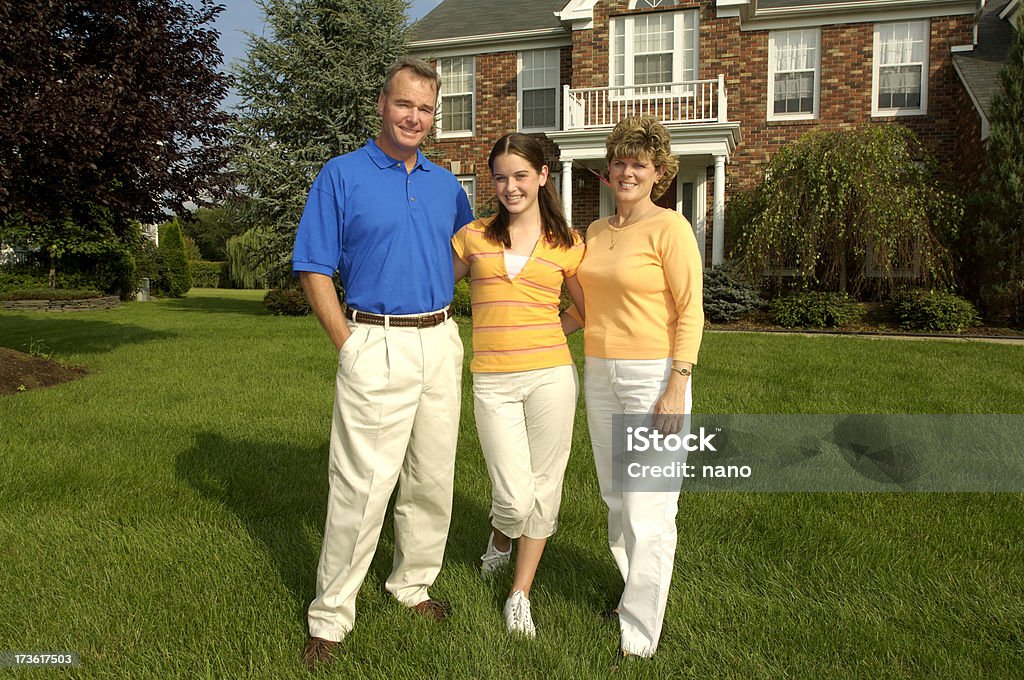 Familia en el césped Nuevo hogar - Foto de stock de Abrazar libre de derechos