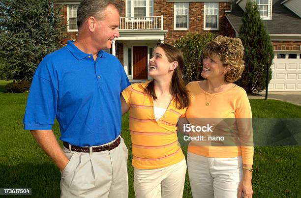 Família Com Nova Casa - Fotografias de stock e mais imagens de Abraçar - Abraçar, Adolescente, Adulto