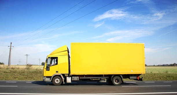 céu sobre amarelo de - target sport car transporter truck driver semi truck imagens e fotografias de stock