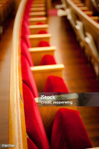 Foco Pewsestreita - Fotografias de stock e mais imagens de Banco de Igreja - Banco de Igreja, Sinagoga, Assento