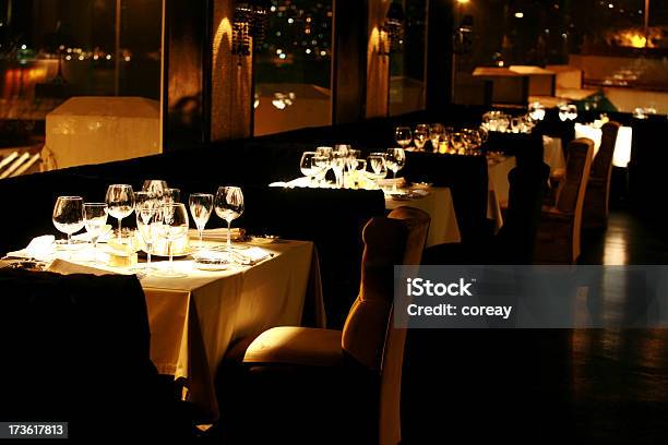 Luxuriöse Esstisch Und Restaurant Stockfoto und mehr Bilder von Restaurant - Restaurant, Luxus, Innenaufnahme