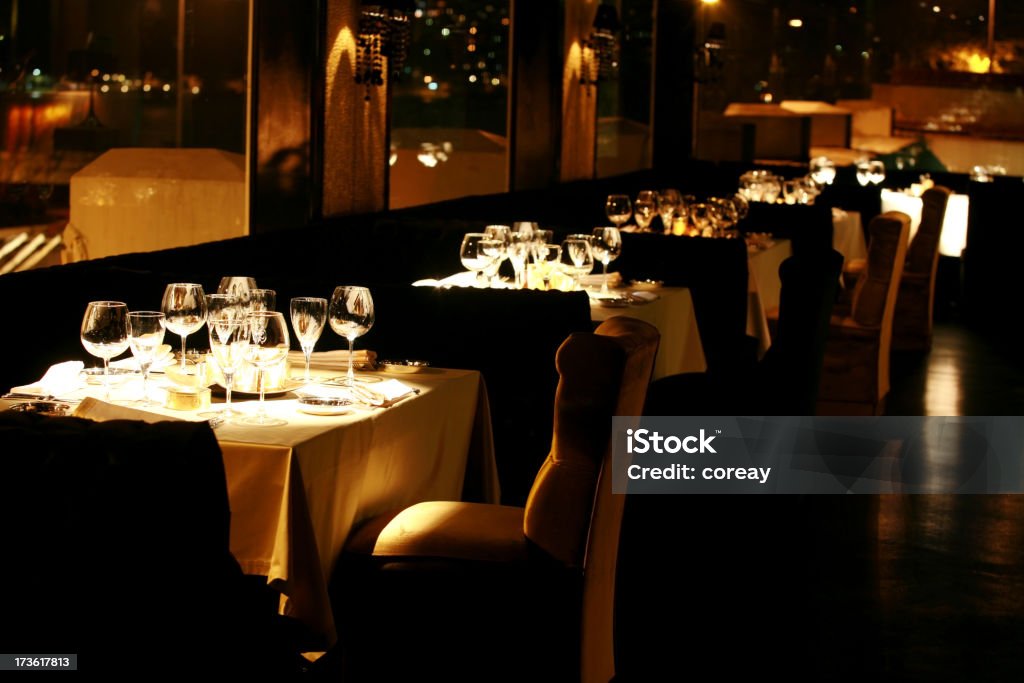 Lussuosa cena tavolo e ristorante - Foto stock royalty-free di Ristorante