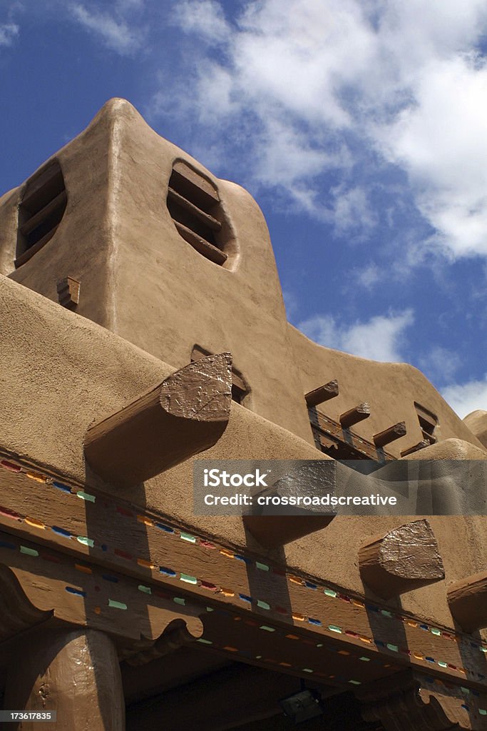 Adobe edifício em Santa Fe - Foto de stock de Adobe royalty-free
