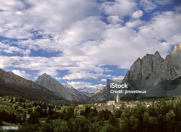 Cortina Italia Rodeado De Los Picos De Las Montañas Alpes Dolomíticos Foto de stock y más banco de imágenes de Alpes Dolomíticos