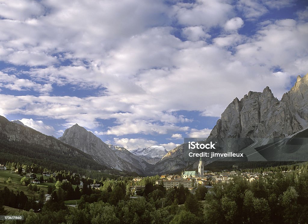 Cortina Itália rodeada por Montanhas Dolomitas Montanha Picos - Royalty-free Campanário - Torre Foto de stock