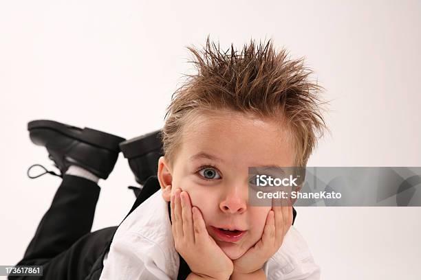 지루함 귀여운 남자아이 쥠 헤드 업 및 실습 변모시키십시오 스파이키 헤어에 대한 스톡 사진 및 기타 이미지 - 스파이키 헤어, 아이, 인물 사진