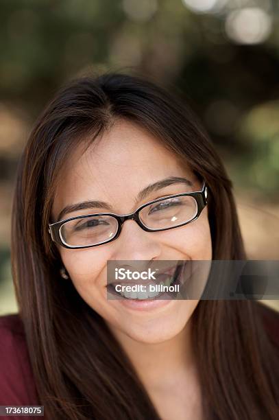 Lächelnde Junge Frau Mit Brille Stockfoto und mehr Bilder von 20-24 Jahre - 20-24 Jahre, Attraktive Frau, Beige