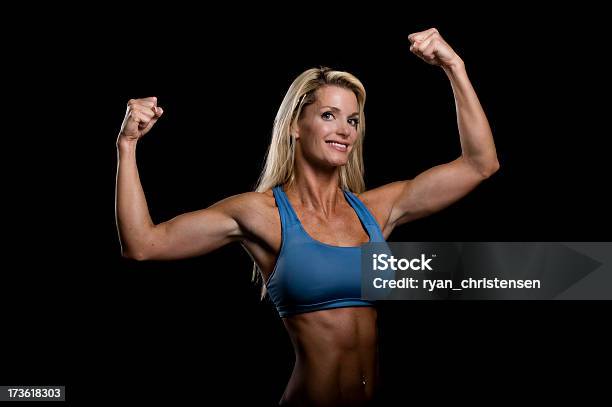 Fitnesssexy Dopasowanie Kobieta Dostosowania Jej Biceps Xl - zdjęcia stockowe i więcej obrazów 30-39 lat