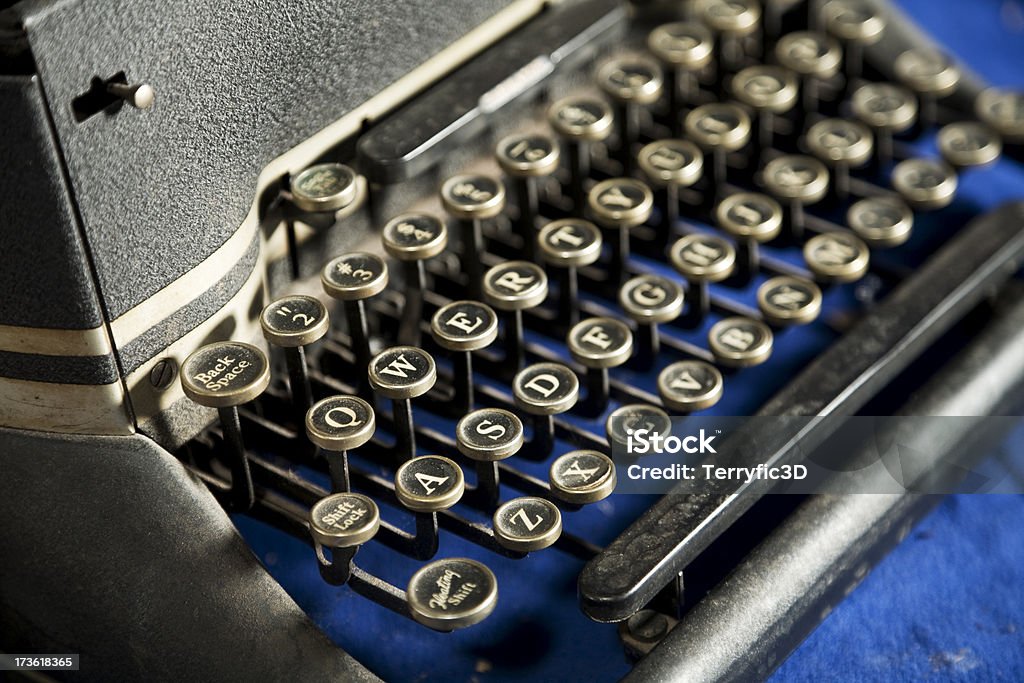 Antigua & teclado de máquina de escribir - Foto de stock de Anticuado libre de derechos