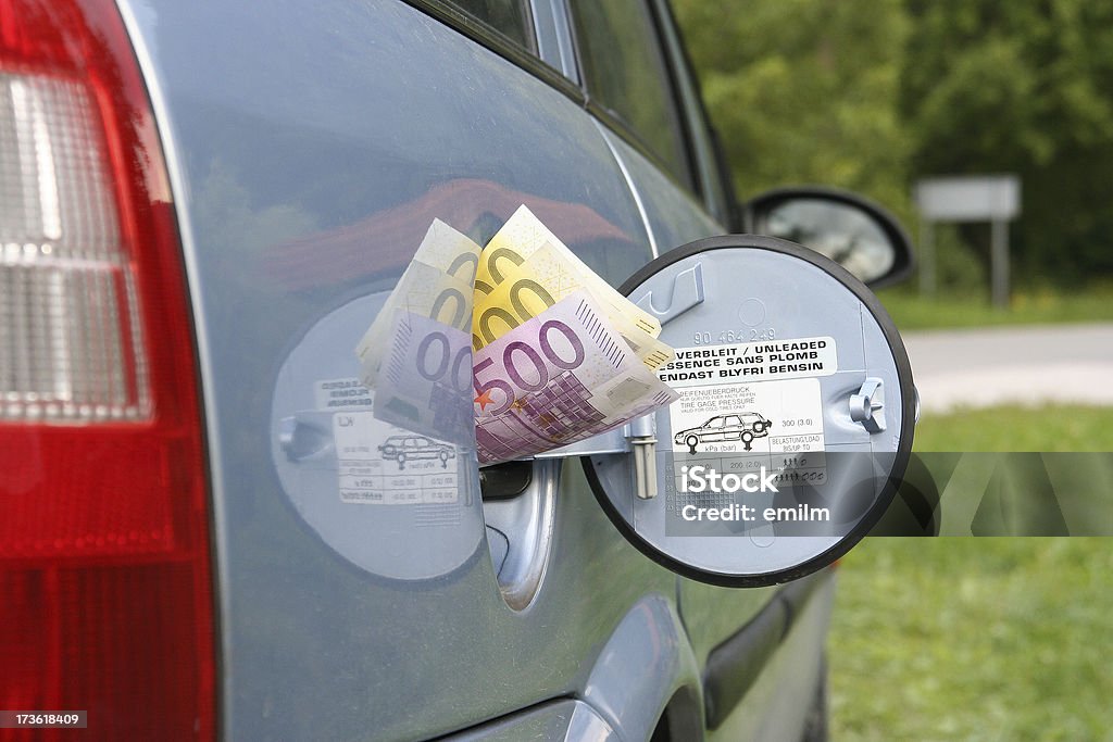 Voiture est un grand prix de 4 - Photo de Faire le plein d'essence libre de droits