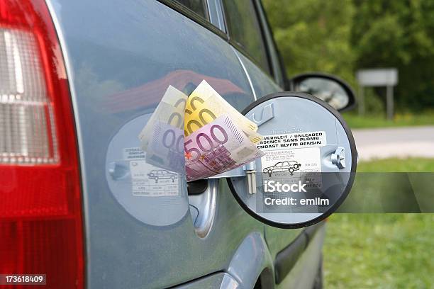 Photo libre de droit de Voiture Est Un Grand Prix De 4 banque d'images et plus d'images libres de droit de Faire le plein d'essence - Faire le plein d'essence, Monnaie, Réservoir à essence