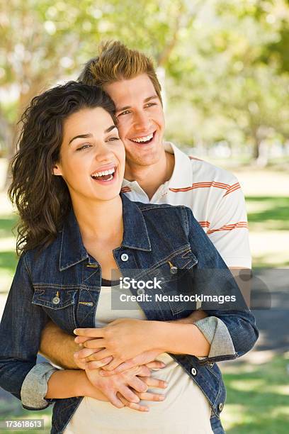 Glücklich Romantisch Junges Paar Stockfoto und mehr Bilder von 20-24 Jahre - 20-24 Jahre, Attraktive Frau, Aufregung