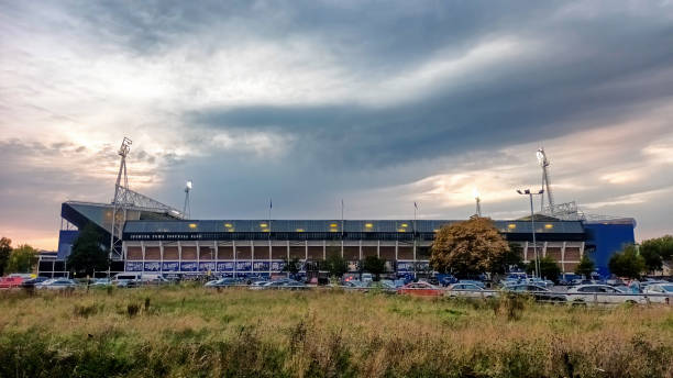 portman road é a casa do ipswich town football club em suffolk, reino unido - football police officer crowd - fotografias e filmes do acervo