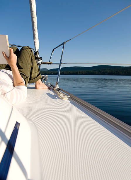 Relaksujący na łodzi – zdjęcie