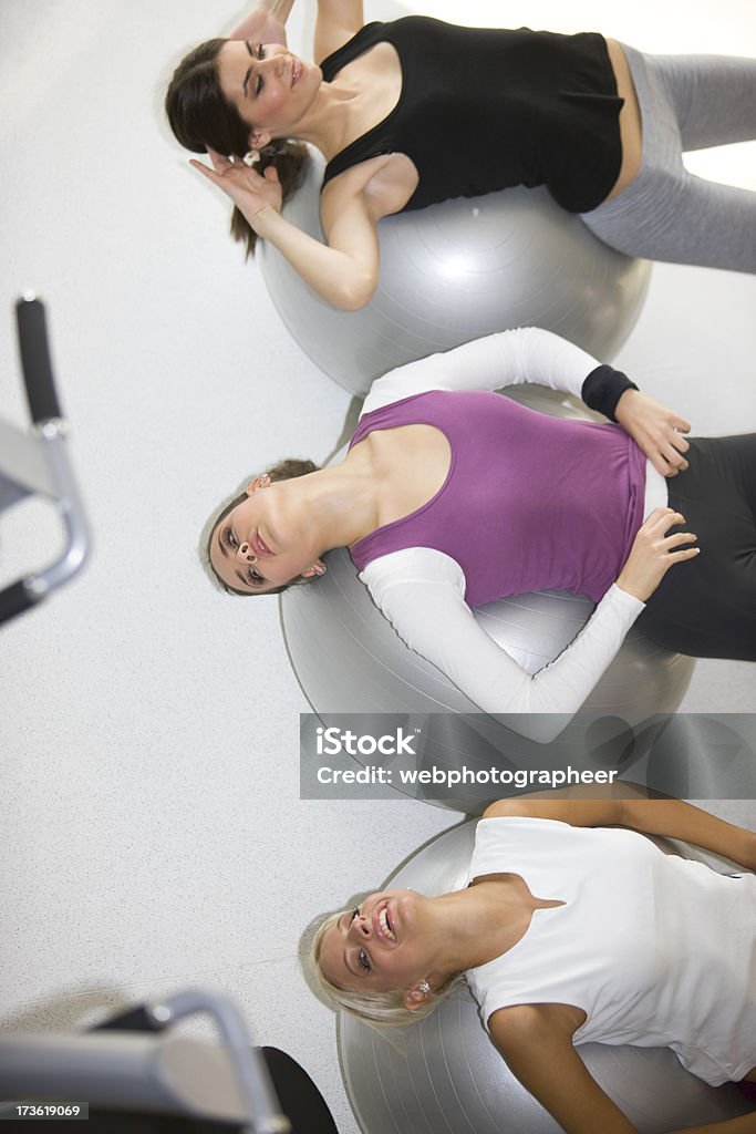 여자대표 신축 사용하여 짐볼 - 로열티 프리 3 명 스톡 사진