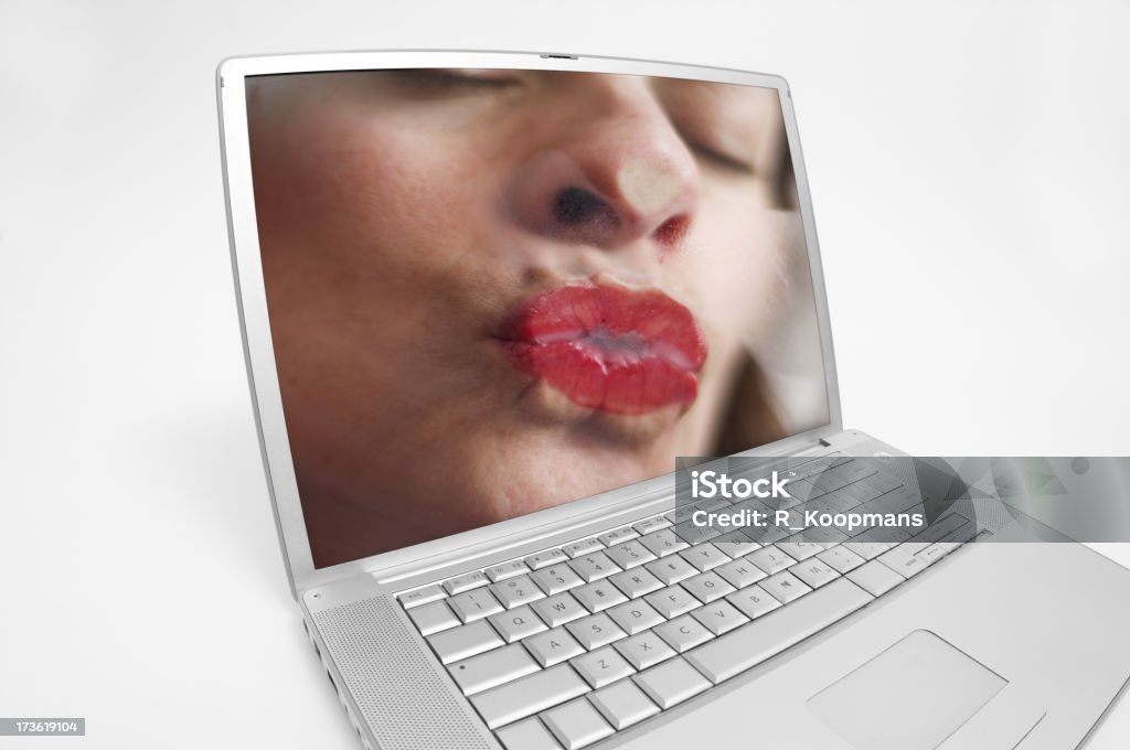 romance beijo Digital — on-line? - Foto de stock de Adulto royalty-free