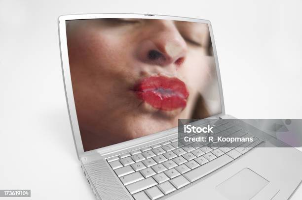 Цифровой Поцелуй Онлайнромантика — стоковые фотографии и другие картинки Взрослый - Взрослый, Вытянуть губы, Горизонтальный
