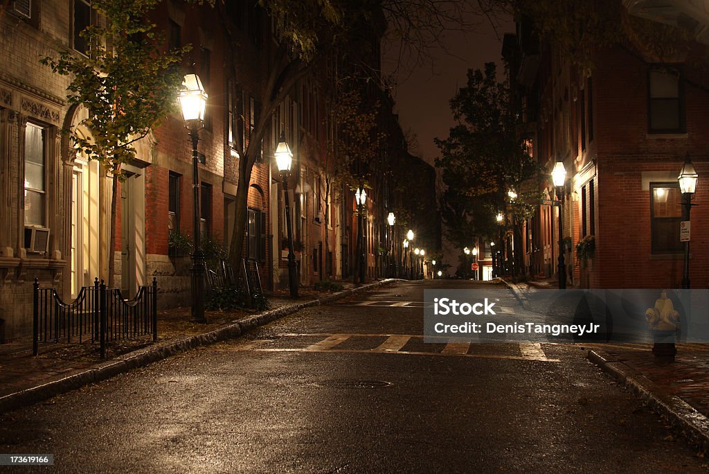 Центральная улица ночью - Стоковые фото Ночь роялти-фри