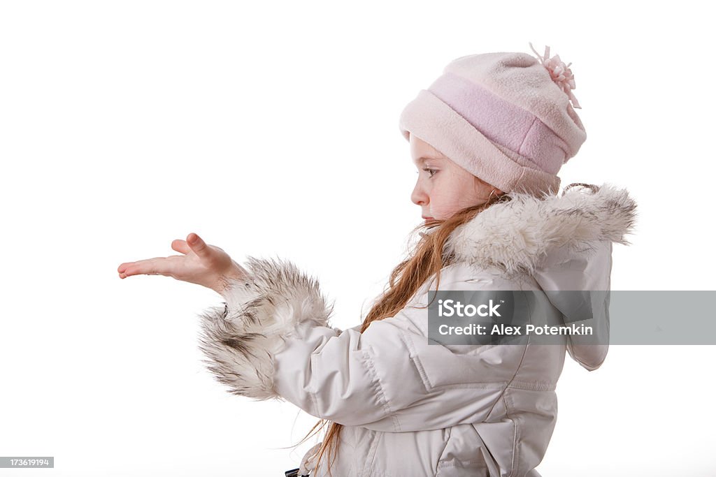 Kleines Mädchen im weißen Mantel zeigen etwas auf die Handflächen - Lizenzfrei Kälte Stock-Foto