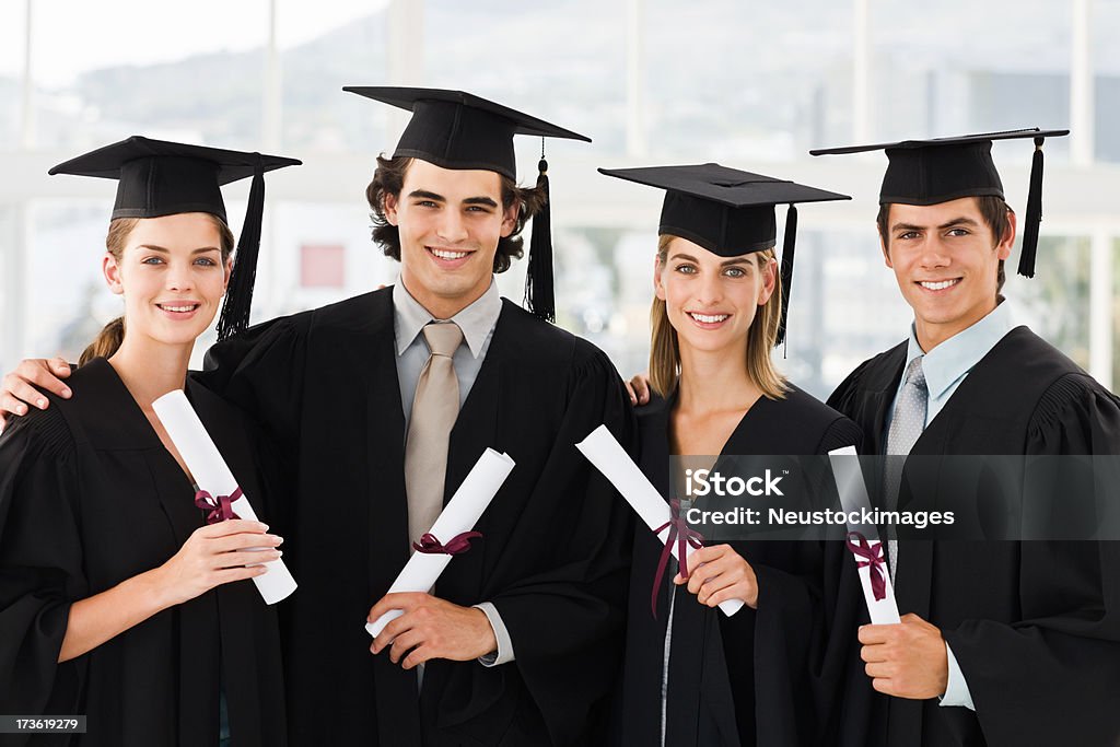 Счастливый молодых мужчин и женщин, занимающих выпускной сертификаты - Стоковые фото 20-24 года роялти-фри