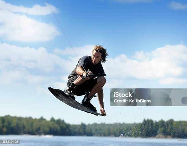 Tabla De Surf Foto de stock y más banco de imágenes de Esquí acuático en tabla de surf - Esquí acuático en tabla de surf, Varón, Esquí acuático