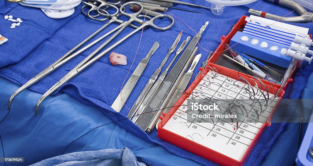 Gli strumenti chirurgici - Foto stock royalty-free di 2000-2009