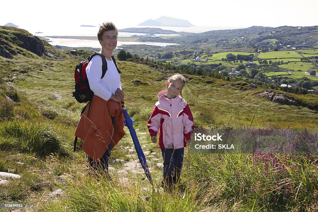 Семья прогулки в Ирландии (мать и дочь - Стоковые фото Семья роялти-фри