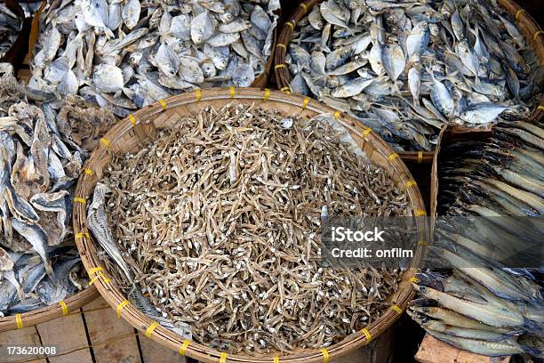 Peixes Secosanchovas - Fotografias de stock e mais imagens de Indústria Pesqueira - Indústria Pesqueira, País em Desenvolvimento, Mercado - Espaço de Venda a Retalho