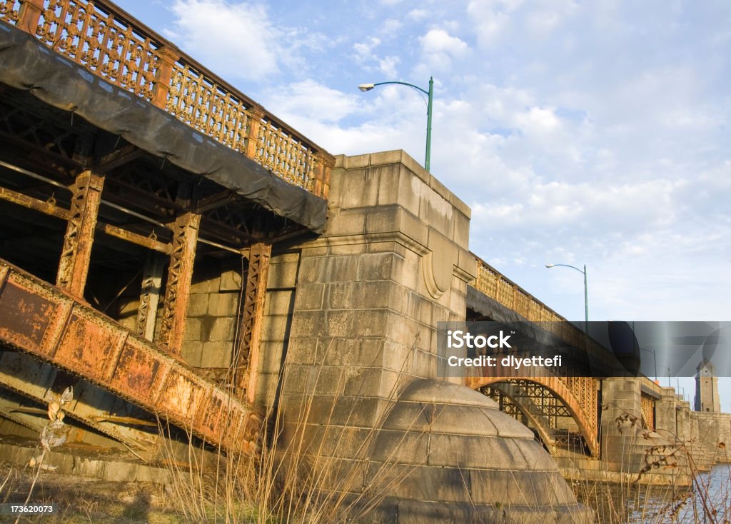 Ziarnisty spodem na most Longfellow Bridge - Zbiór zdjęć royalty-free (Boston - Stan Massachusetts)