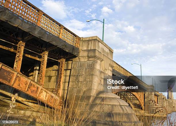 Ziarnisty Spodem Na Most Longfellow Bridge - zdjęcia stockowe i więcej obrazów Boston - Stan Massachusetts - Boston - Stan Massachusetts, Most - Konstrukcja wzniesiona przez człowieka, Stan Massachusetts