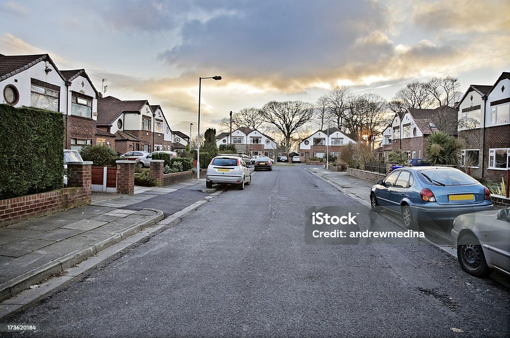 Calle suburbana de las imágenes que aparecen a continuación - Foto de stock de Calle libre de derechos