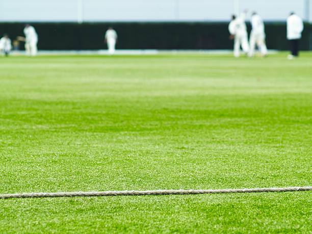 limite de críquete corda e corresponder a acção - sport of cricket cricket player fielder sport imagens e fotografias de stock