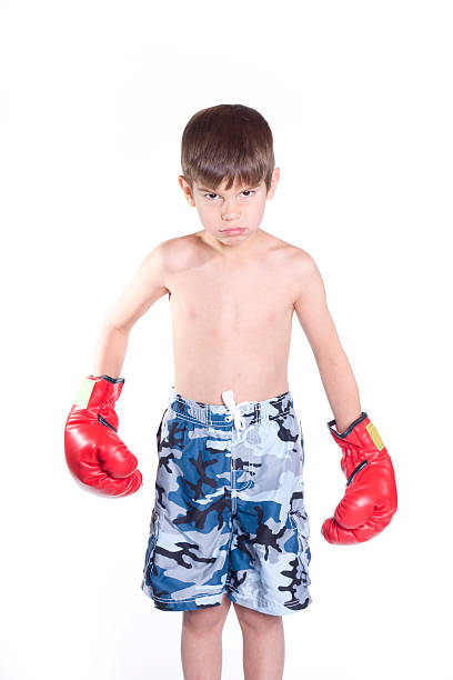 niño enojado boxeador - macho little boys flexing muscles human muscle fotografías e imágenes de stock