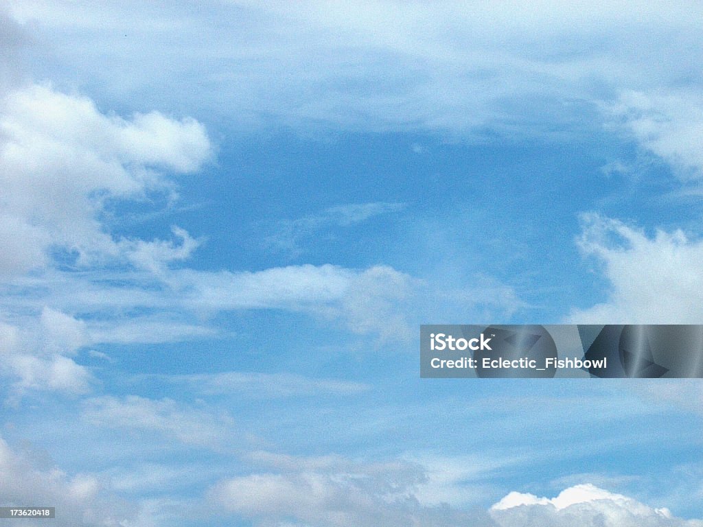 Перерыв в небе - Стоковые фото Every cloud has a silver lining - английское выражение роялти-фри