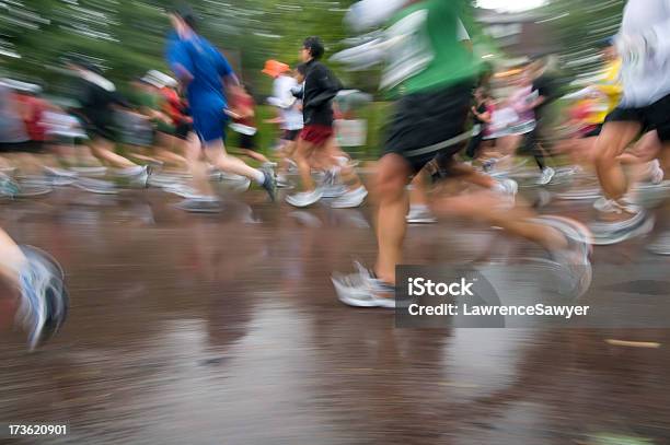 Foto de Maratonistas Em Movimento e mais fotos de stock de Abundância - Abundância, Atividade, Atividade Física