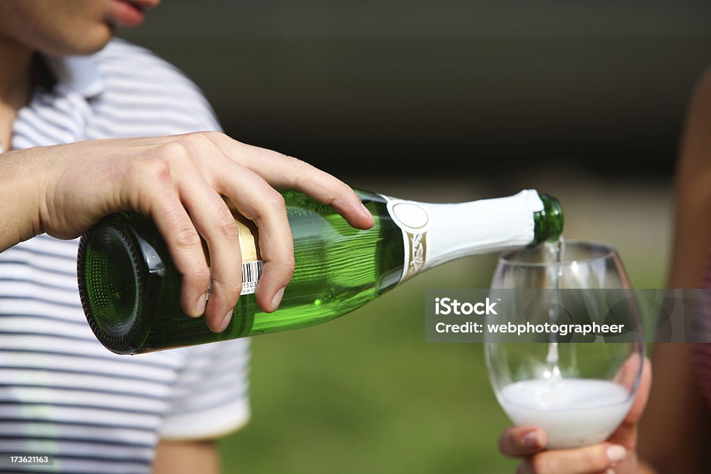 Eingießen Champagner - Lizenzfrei 2000-2009 Stock-Foto
