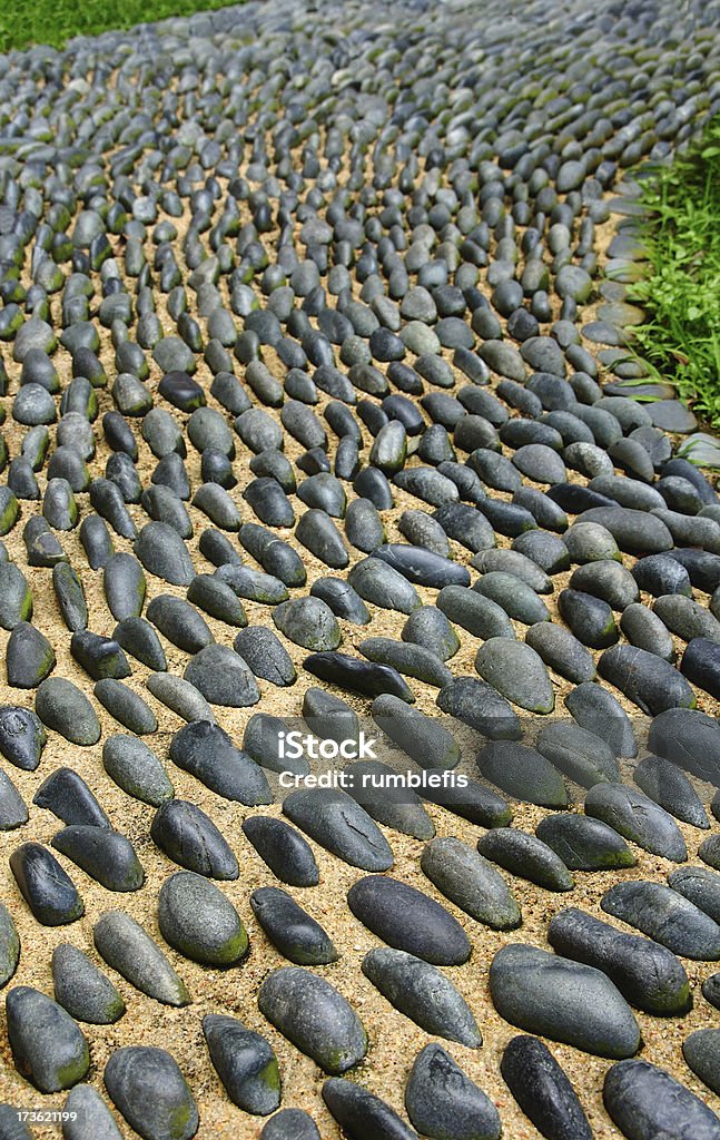 石の小道 - グレー背景のロイヤリティフリーストックフォト