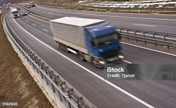 Foto de Tráfego e mais fotos de stock de Caminhão - Caminhão, Caminhão articulado, Carregamento - Frete