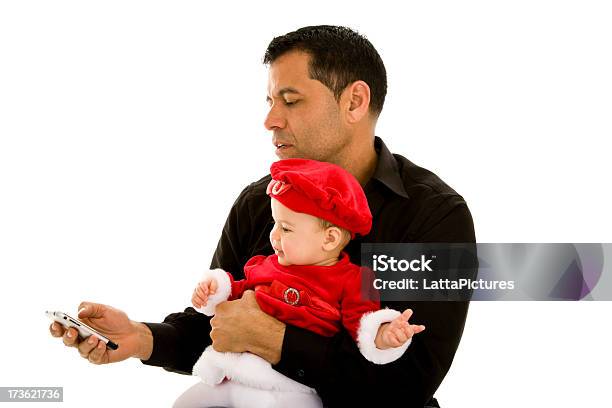 Maschio Ispanico Padre Con Bambino Ragazza Vestita In Costume Da Babbo Natale - Fotografie stock e altre immagini di Natale