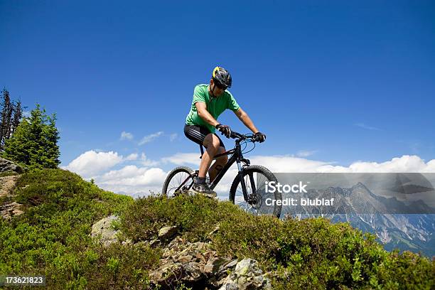 Activo Ciclismo De Montaña Panorama Foto de stock y más banco de imágenes de Ciclismo de montaña - Ciclismo de montaña, Montaña, Mountain Bike