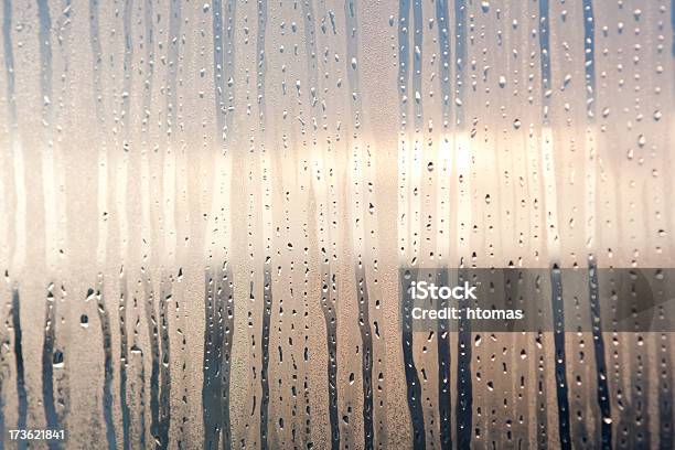 Regentropfen Am Fenster Stockfoto und mehr Bilder von Abstrakt - Abstrakt, Bedeckter Himmel, Beleuchtet